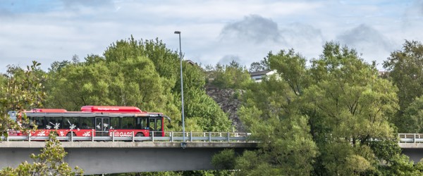 Rød biogass-buss på vei over Rolvsøysund bro